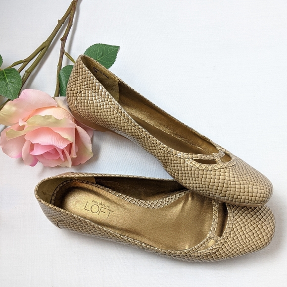 Ann Taylor Shoes - Ann Taylor LOFT tan snake skin flats shoes size 7
